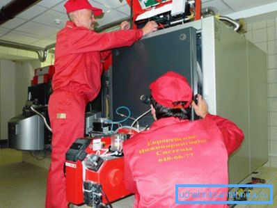 L'installation et la mise en service sont effectuées uniquement par des spécialistes agréés. L'installation et la mise en service sont effectuées uniquement par des spécialistes agréés.