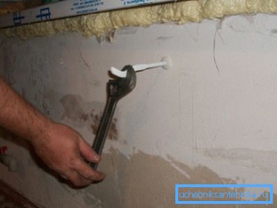 L'installation de supports pour un radiateur est une étape importante du travail. L'installation de supports pour un radiateur est une étape importante du travail.