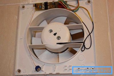Installation d'un ventilateur d'extraction forcée dans les toilettes. Installation d'un ventilateur d'extraction forcée dans les toilettes.