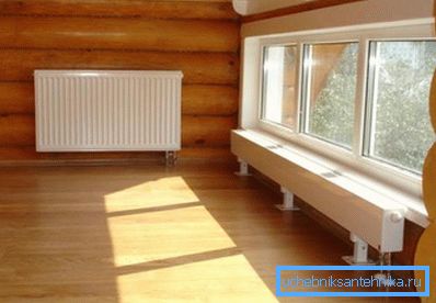 L'installation de radiateurs dans une maison privée se fait sous les fenêtres et près des murs froids. L'installation de radiateurs dans une maison privée se fait sous les fenêtres et près des murs froids.