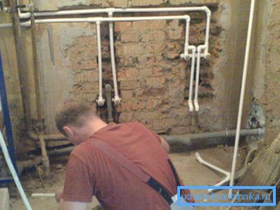 Installation de tuyaux dans la salle de bain dans les rainures Installation de tuyaux dans la salle de bain dans les rainures