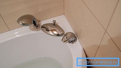 Installation d'un mélangeur angulaire pour l'eau à bord d'un bain Installation d'un mélangeur angulaire pour l'eau à bord d'un bain