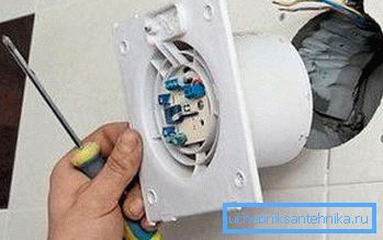 Installer un ventilateur dans la salle de bain Installer un ventilateur dans la salle de bain