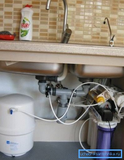 L'installation avec la capacité peut être placée sur l'étagère sous l'évier L'installation avec la capacité peut être placée sur l'étagère sous l'évier