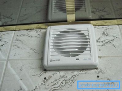La hotte installée dans la salle de bain vous permet d’accélérer la ventilation et d’éliminer le surplus d’humidité La hotte installée dans la salle de bain vous permet d’accélérer la ventilation et d’éliminer le surplus d’humidité