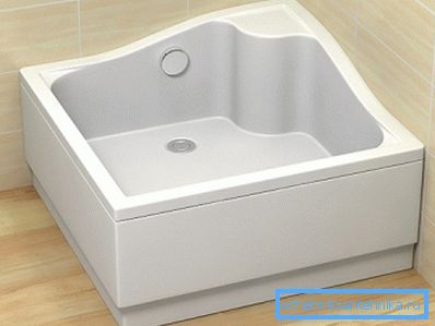 Installé dans le coin de la pièce receveur de douche rectangulaire profond