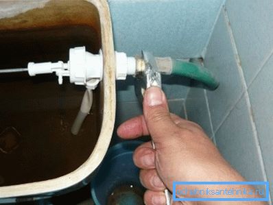 Nous éliminons les fuites à la jonction du tuyau et des raccords d'admission Nous éliminons les fuites à la jonction du tuyau et des raccords d'admission