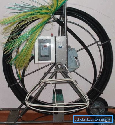 Le dispositif de nettoyage des conduits d’air de cette photo est équipé d’un pinceau sur un arbre flexible. Le dispositif de nettoyage des conduits d’air de cette photo est équipé d’un pinceau sur un arbre flexible.