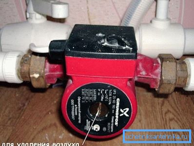 Dispositif pour enlever l'air sur le corps de la pompe