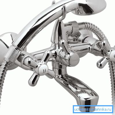 Le robinet mitigeur avec douche est différent des options habituelles légèrement Le robinet mitigeur avec douche est différent des options habituelles légèrement