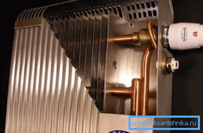 L'appareil est un radiateur en cuivre-aluminium L'appareil est un radiateur en cuivre-aluminium