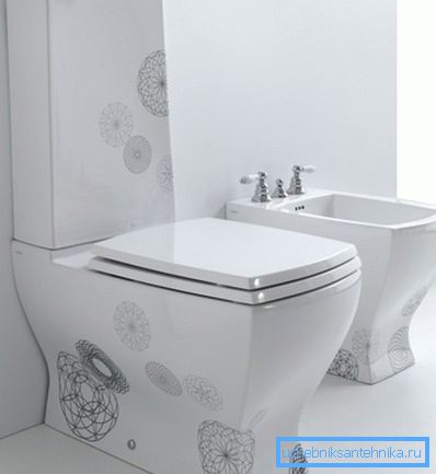 L'appareil avec une étagère moulée pour un réservoir