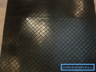 Nous plaçons l'appareil sur un tapis en caoutchouc anti-vibration spécial. Nous plaçons l'appareil sur un tapis en caoutchouc anti-vibration spécial.