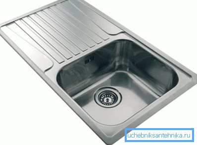 Évier étroit pour la cuisine avec une aile prend un très grand espace Évier étroit pour la cuisine avec une aile prend un très grand espace