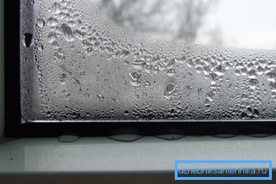 En particulier, l'excès d'humidité provoque de la condensation sur les fenêtres et les champignons. En particulier, l'excès d'humidité provoque de la condensation sur les fenêtres et les champignons.