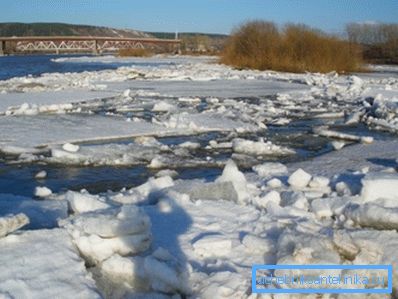 Les ponts sont construits dans des endroits où la glace se forme. Les ponts sont construits dans des endroits où la glace se forme.