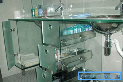Dans certaines conceptions de verre est fait lui-même stand ou stand Dans certaines conceptions de verre est fait lui-même stand ou stand