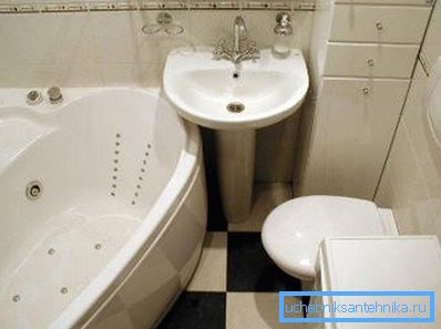 Dans certaines situations, les toilettes dans le mur - le seul salut.