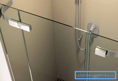 Dans certains cas, il est beaucoup plus facile de fabriquer des cloisons puis d'installer des barrières de portes en verre.