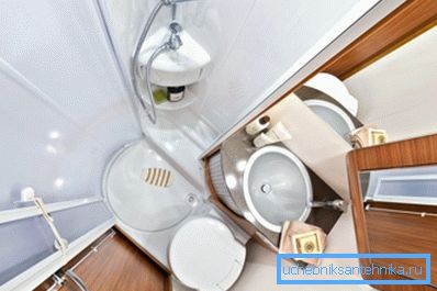 Dans certains pays, la mise en place conjointe de douches et de toilettes dans la même cabine Dans certains pays, la mise en place conjointe de douches et de toilettes dans la même cabine