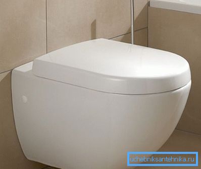 Dans le couvercle de toilette mural est attaché d'une manière spéciale. Dans le couvercle de toilette mural est attaché d'une manière spéciale.