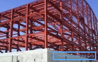 Lors de la construction du cadre du stade, des tuyaux en forme de différentes tailles sont utilisés.