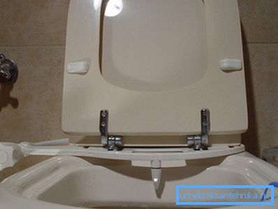 Un bidet sur les toilettes est proposé à la vente. Un bidet sur les toilettes est proposé à la vente.