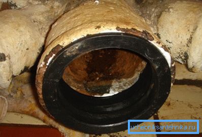 Il est nécessaire d'insérer un manchon en caoutchouc spécial dans la douille de la colonne montante verticale, conçue pour le raccordement étanche de tuyaux en fonte et en plastique. Il est nécessaire d'insérer un manchon en caoutchouc spécial dans la douille de la colonne montante verticale, conçue pour le raccordement étanche de tuyaux en fonte et en plastique.