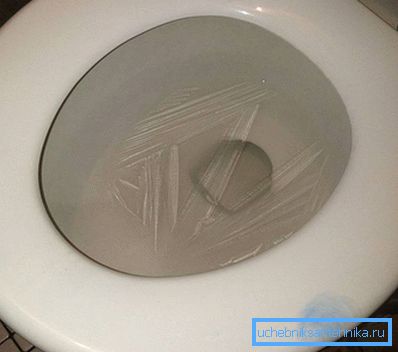 2785 L'eau est gelée dans les toilettes