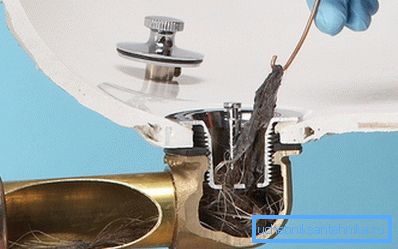 Dans la salle de bain, la cause la plus fréquente de blocages est due au lavage des cheveux dans le lavabo. Dans la salle de bain, la cause la plus fréquente de blocages est due au lavage des cheveux dans le lavabo.
