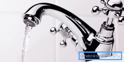 Dans les versions à vanne, un robinet d'eau chaude siffle très souvent, cela indique également l'usure du joint en caoutchouc Dans les versions à vanne, un robinet d'eau chaude siffle très souvent, cela indique également l'usure du joint en caoutchouc