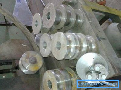 Rouleaux pour former une bande métallique Rouleaux pour former une bande métallique