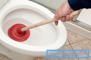 Le piston (sur la photo) est l’un des moyens les plus efficaces d’enlever le bouchon de liège dans les toilettes. Le piston (sur la photo) est l’un des moyens les plus efficaces d’enlever le bouchon de liège dans les toilettes.