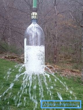 Une version de la construction utilisant une bouteille en plastique conventionnelle Une version de la construction utilisant une bouteille en plastique conventionnelle