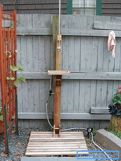 Option de douche ouverte avec plancher en bois Option de douche ouverte avec plancher en bois
