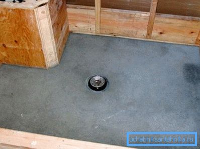 Il est important de disposer la bonne pente vers le drain afin que l'eau ne s'accumule pas en cours d'utilisation Il est important de disposer la bonne pente vers le drain afin que l'eau ne s'accumule pas en cours d'utilisation
