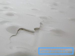 Il est important de nettoyer les bords de la fissure et de niveler la surface. Il est important de nettoyer les bords de la fissure et de niveler la surface.