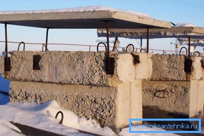 Puits de ventilation sur le toit d'un immeuble. Puits de ventilation sur le toit d'un immeuble.
