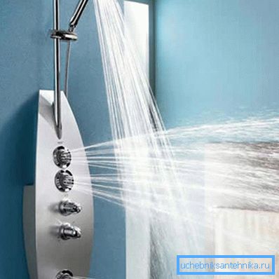 Douche verticale complétée par des jets horizontaux. Douche verticale complétée par des jets horizontaux.