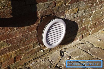 L'entrée du tuyau d'entrée est fermée par une grille de protection L'entrée du tuyau d'entrée est fermée par une grille de protection