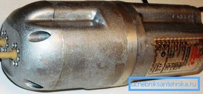 Pompe vibrante pour un puits avec une prise d'eau plus faible