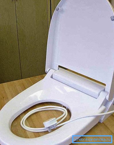 Le câble pour connecter la couverture est visible