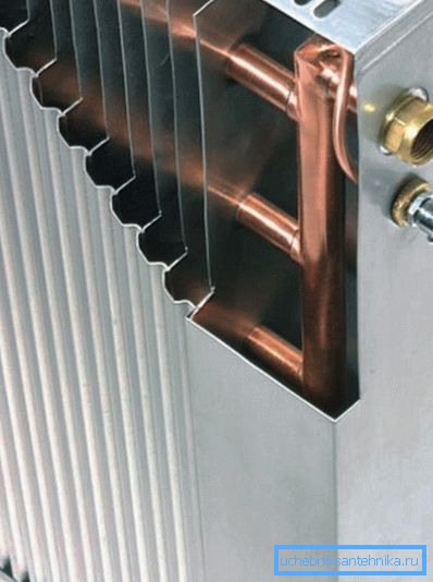 On voit que les tuyaux sont en métal et en tôle d'aluminium On voit que les tuyaux sont en métal et en tôle d'aluminium