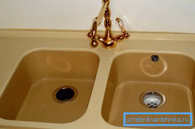Vous pouvez voir le deuxième trou de drainage dans la coquille droite Vous pouvez voir le deuxième trou de drainage dans la coquille droite