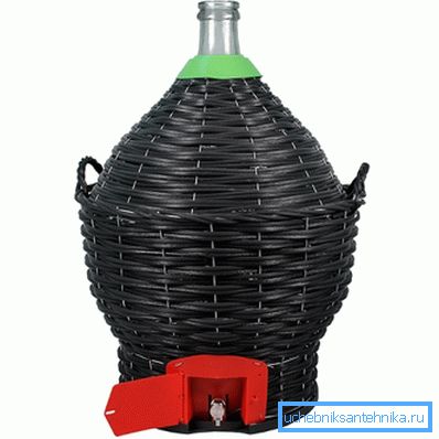 Pot de vin avec un robinet. Pot de vin avec un robinet.