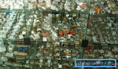Vitrine de la plomberie des magasins. Il n'est pas surprenant de se perdre, n'est-ce pas? Vitrine de la plomberie des magasins. Il n'est pas surprenant de se perdre, n'est-ce pas?