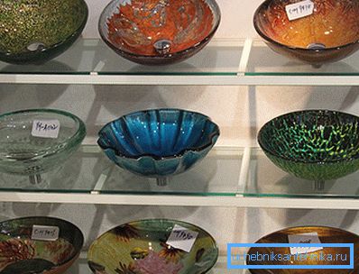 Vitrine avec différents modèles d'éviers transparents et translucides Vitrine avec différents modèles d'éviers transparents et translucides