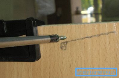 Nous tordons la vis autotaraudeuse pour un bras Nous tordons la vis autotaraudeuse pour un bras