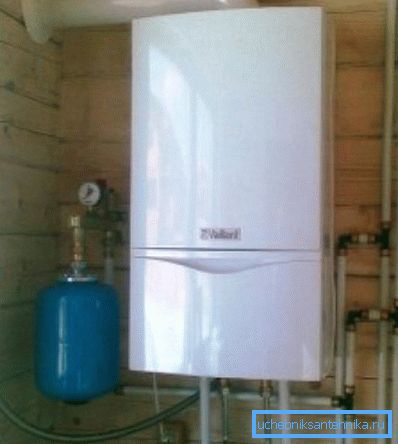 Apparence d'une chaudière murale à gaz avec vase d'expansion raccordé à un système unique Apparence d'une chaudière murale à gaz avec vase d'expansion raccordé à un système unique