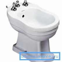 Apparence d'un appareil de lavage conventionnel avec des robinets installés à différentes températures Apparence d'un appareil de lavage conventionnel avec des robinets installés à différentes températures